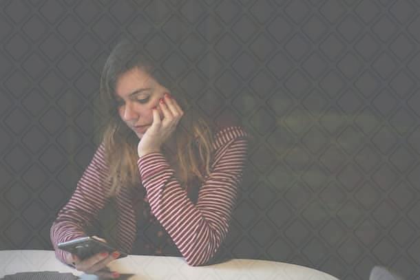 Ragazza che utilizza uno smartphone